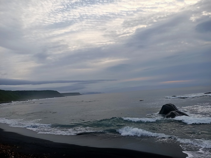 Суровый такой рассвет, но теплый. Мы искупались с утра