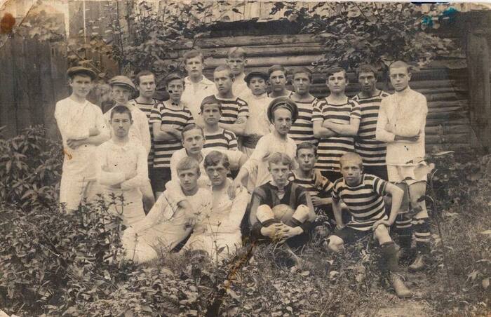 Футбольные команды города Егорьевска («ККС») и Голутвина («Русь»)Неизвестный автор, 1915