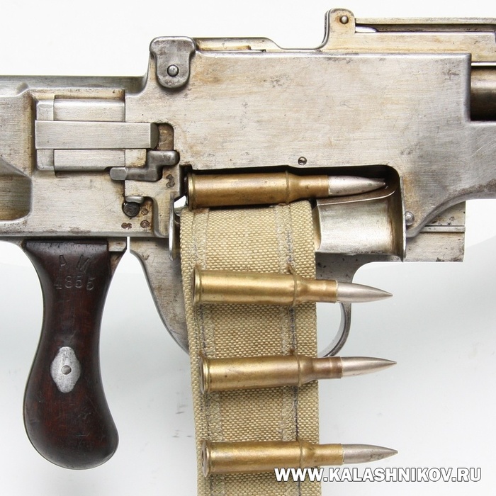 Пулемёт Одколека русской модели 1901 года с патронной лентой в приёмнике. Вид справа. ВИМАИВиВС
