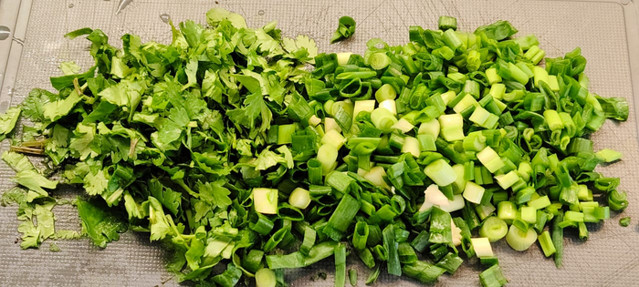 Режу зелень. Лук и кинза.