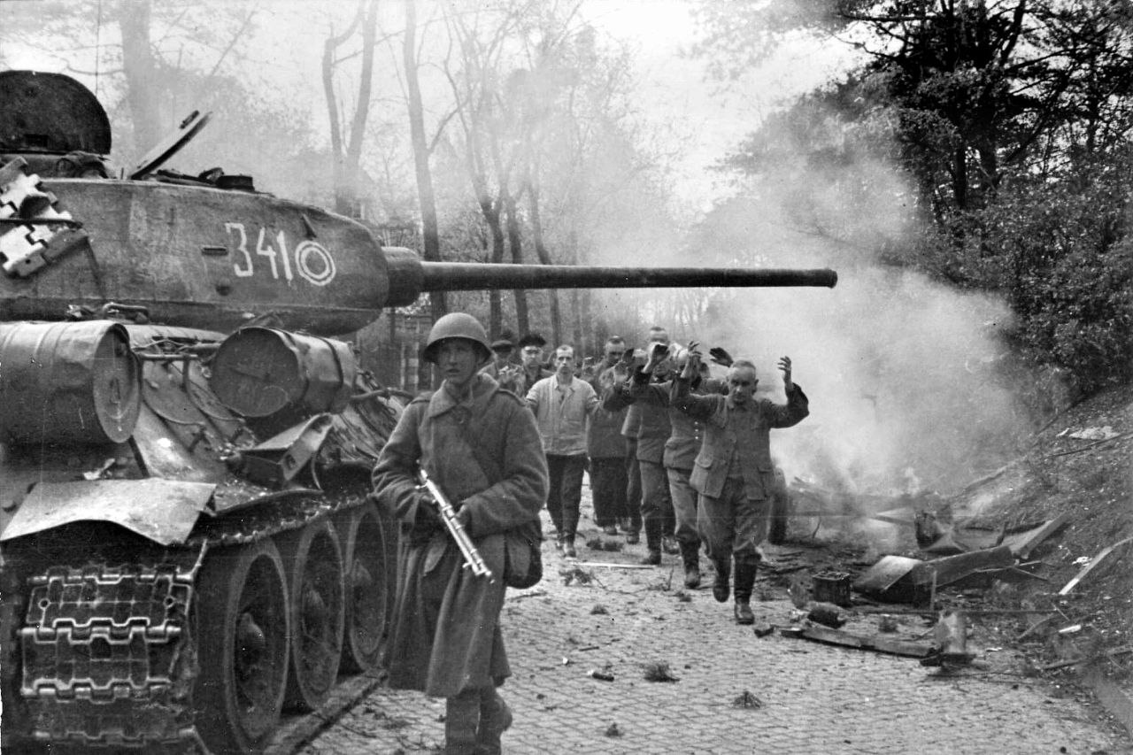 Soviet T-34-85 tank from the 7th Guards Tank Corps and captured Volkssturm militiamen on the streets of Berlin. May 1945 - The photo, Black and white photo, Film, Germany, Old photo, Tanks, Red Army, May 9 - Victory Day, 1945, Berlin
