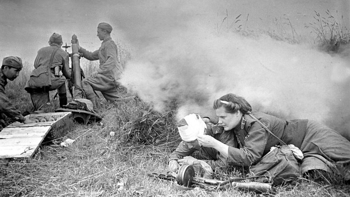 Санинструктор Анна Соколова перевязывает раненого на Орловско-Курском направлении, июль 1943. Фото - Павел Трошкин