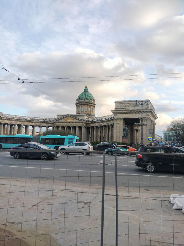 Бегом мимо Исаакиевского собора(?)