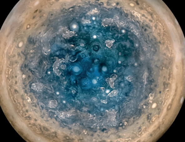 Полярная орбита Юноны позволила ей получить изображения газового гиганта в уникальном ракурсе. 