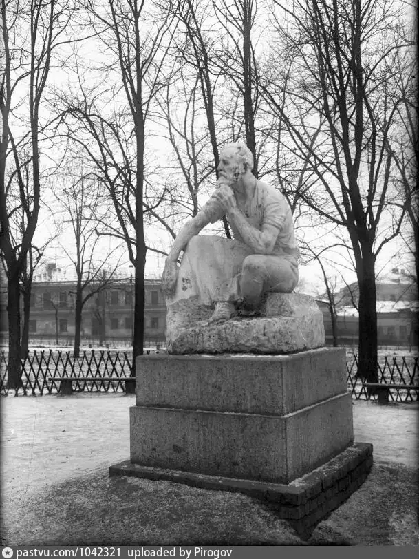 Скульптура "Сезонник" в Лермонтовском сквере, 1930. Она существует до сих пор. С сайта <!--noindex--><a href="https://pikabu.ru/story/muzhik_v_pidzhake__istoriya_pamyatnika_na_krasnyikh_vorotakh_v_moskve_12665287?u=http%3A%2F%2Fwww.pastvu.com&t=www.pastvu.com&h=3a9dc09f3a362ad923b8078d477795b9581f7c33" title="http://www.pastvu.com" target="_blank" rel="nofollow noopener">www.pastvu.com</a><!--/noindex-->.