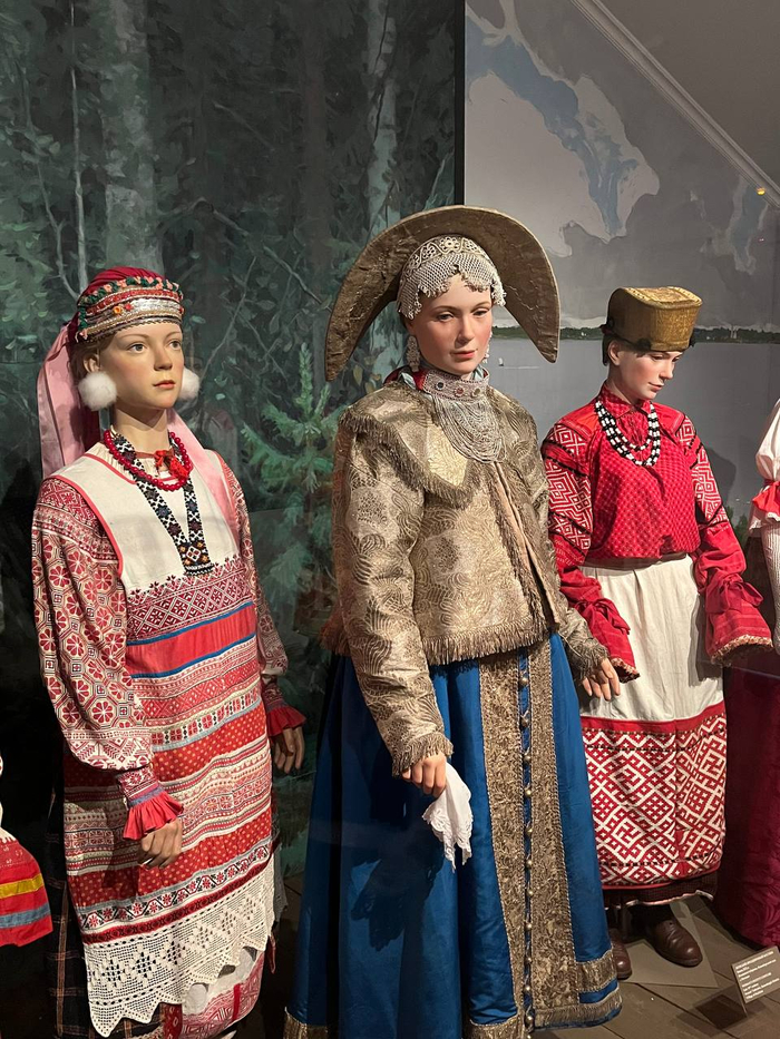 В центре - народный праздничный костюм. Нижегородская губерния. Конец XIX века