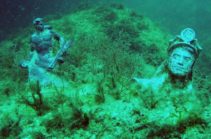 Шахтер из Донбасса и каменный воин