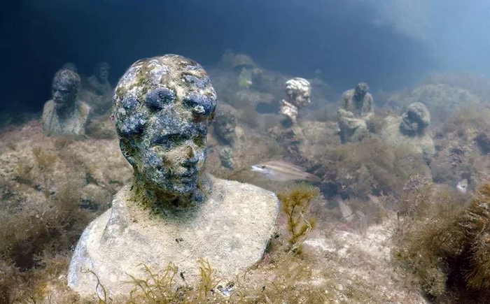 Сергей Есенин с посиневшими кудряшками