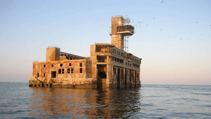 Стены здания поднимаются прямо из моря