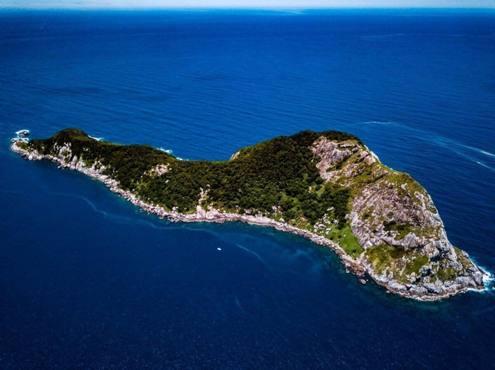 Да у этого острова даже форма похожа на змею!