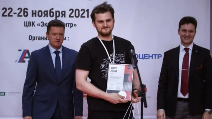 Повзрослевший Игорь Воронин занимается реставрацией дерева и побеждает в конкурсах