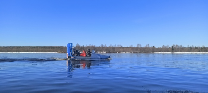 На аэролодке везут товар в магазин