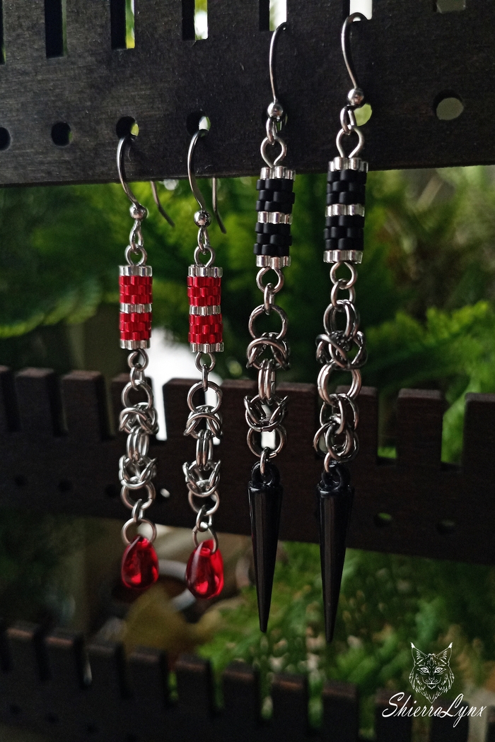 Длинные серьги с бисерными бусинами и кольчужными элементами.