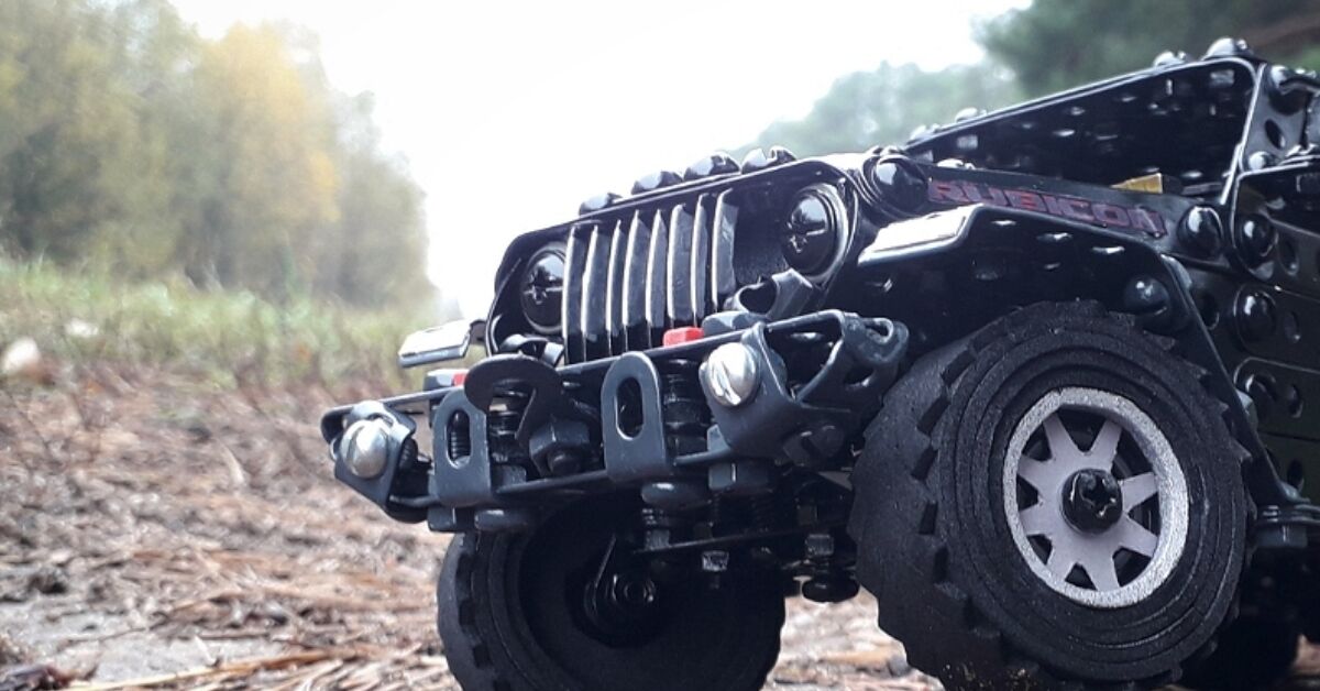 Jeep Wrangler из металлического конструктора, проволоки, резины и картона