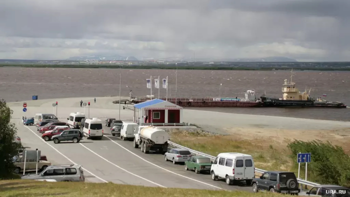Переправа на левый берег Оби в Салехарде в летний период