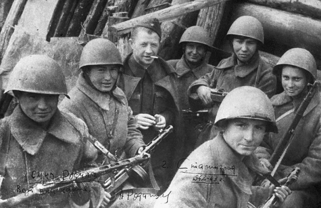 Фото:Командир 13-й ГВ. СД генерал-майор Александр Ильич Родимцев и его бойцы