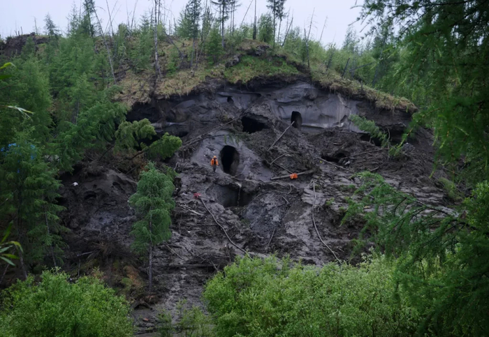 При помощи помп вымывают целые холмы