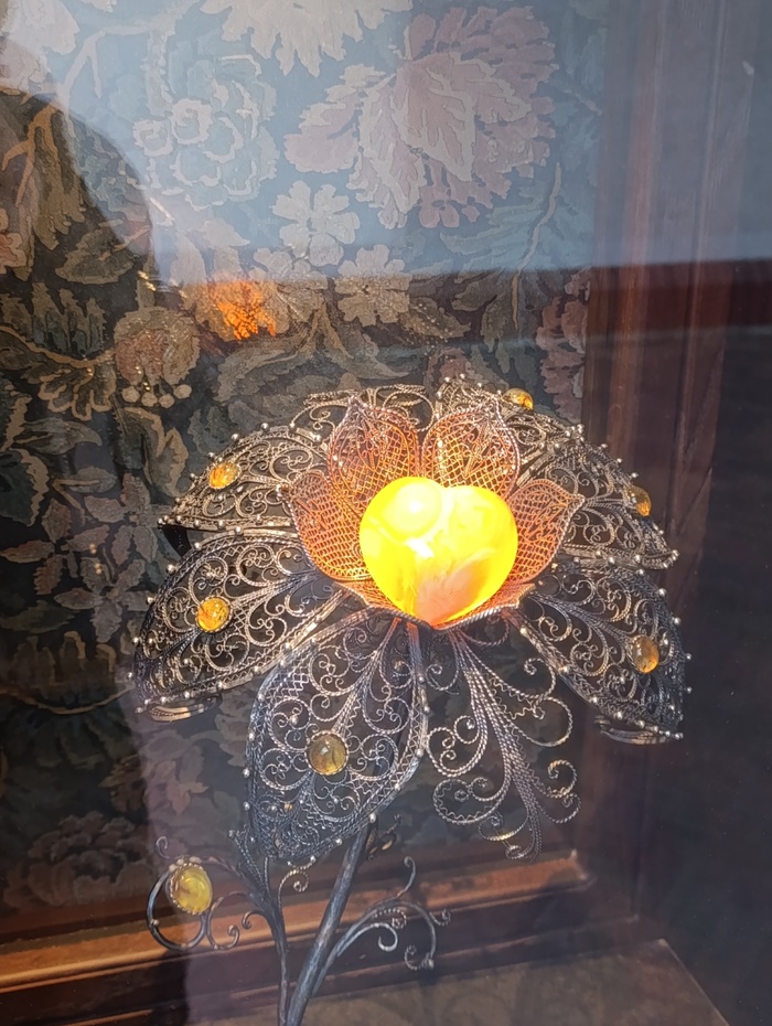 внутри арки окошечко и там лежит такое, видимо, яблочко молодильное :)