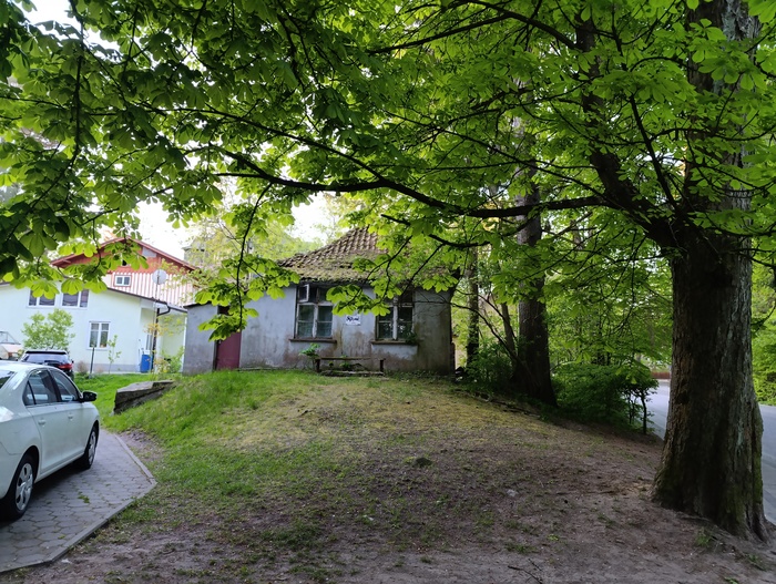 Кажется, это не частный дом, а один из жилых "корпусов" военного санатория. Выглядит немного сказочно)