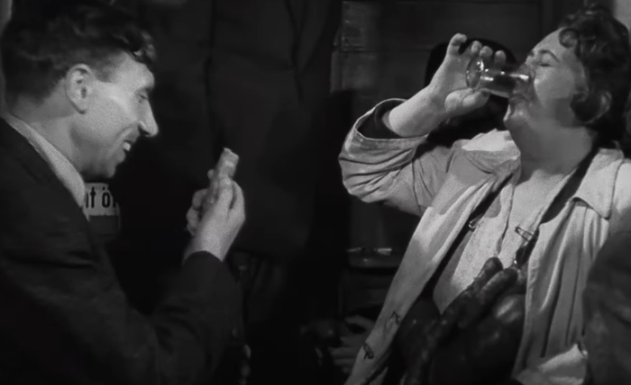 Как ловко она закидывается сэмом. Обратите внимание на колбасу навязанную под плащом женщины!