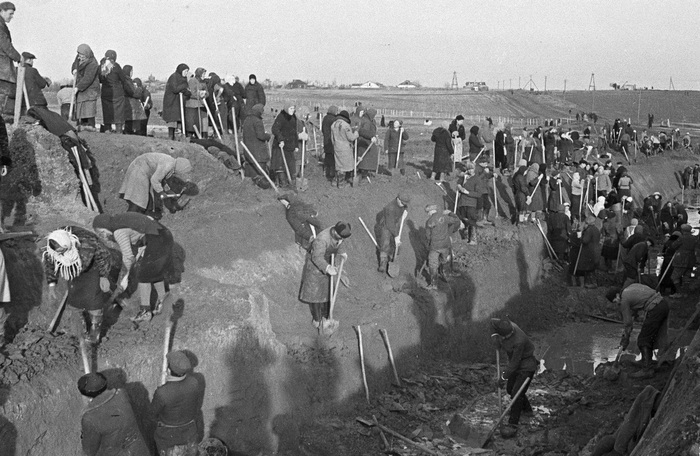 Трудящиеся Октябрьского района Москвы работают на сооружении противотанкового рва на окраине города.Автор – Б.Е. Вдовенко. Дата съемки – 25.10.1941г.