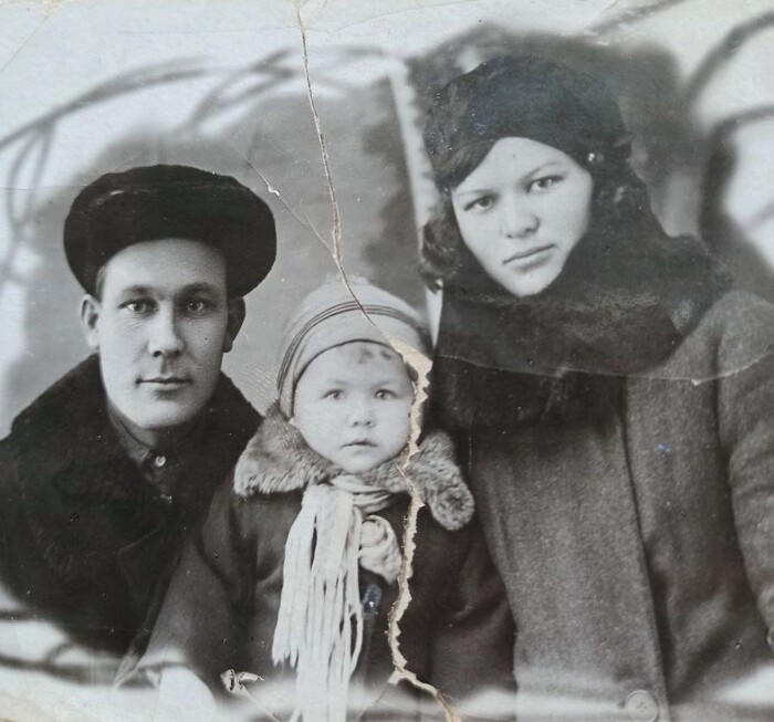 Тут они с прабабушкой. На руках у них моя бабушка. 1937 год.