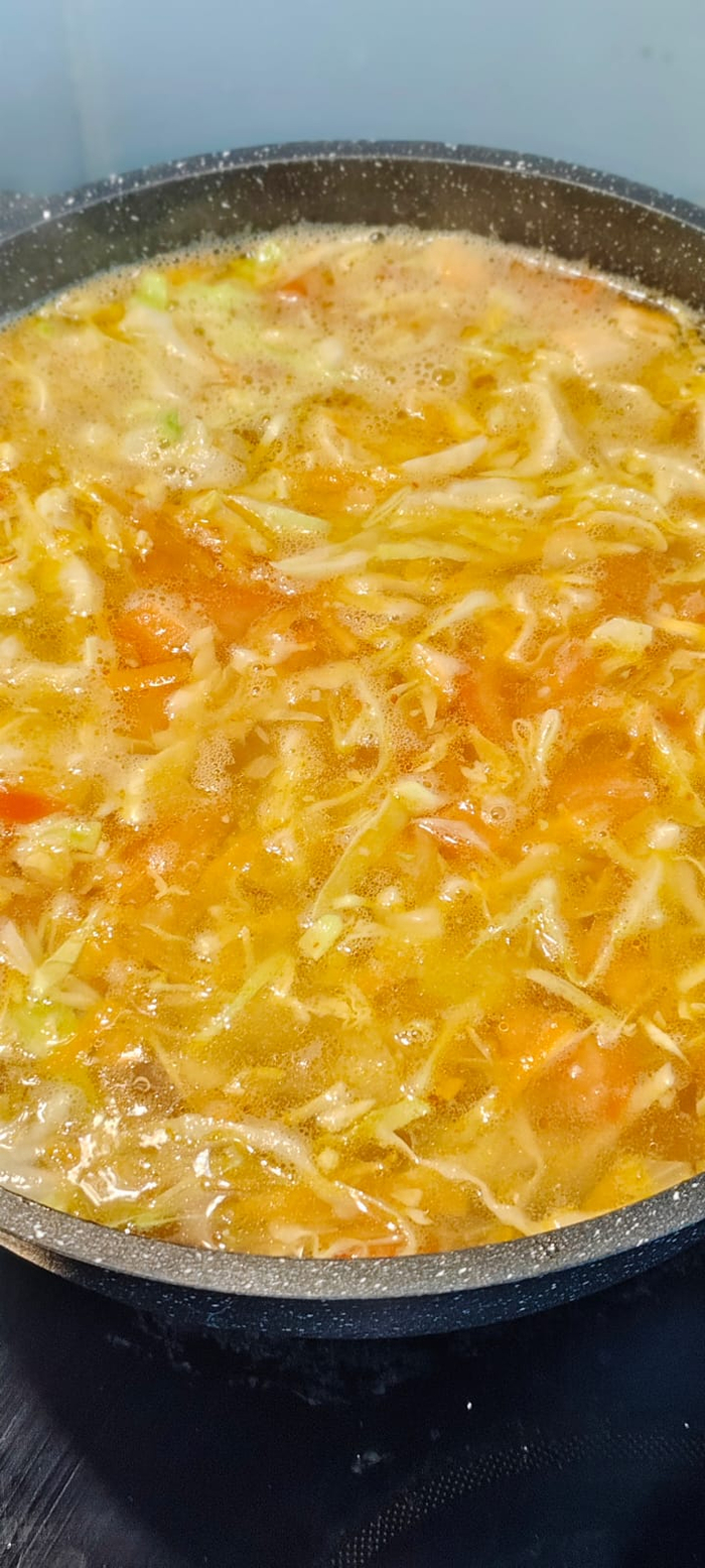 В кастрюлю с кипятком отправляю поджарку, картофель и капусту.