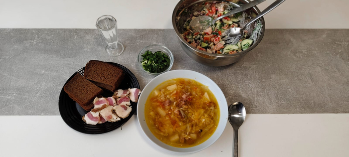 Подаю щи с салом, бородинским хлебом, зеленью и салатом. Ну и 50 грамм. Я редко пью. Но сегодня надо.