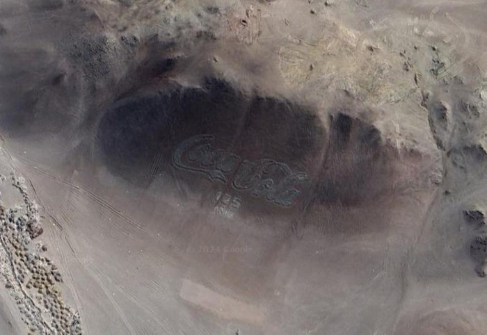 Надпись Кока-Кола: 18 31'45.15"S, 70 15'0.0"W.