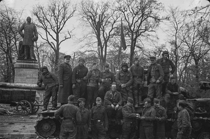        -2    <a href="https://pikabu.ru/story/berlin_maya_1945_goda_12711107?u=https%3A%2F%2Fwaralbum.ru%2F386635%2F&t=%D0%BC%D0%B0%D0%B9%201945&h=a74d4ad4b229ffae99f4bfac31ed86774e26a465" title="https://waralbum.ru/386635/" target="_blank" rel="nofollow noopener"> 1945</a>