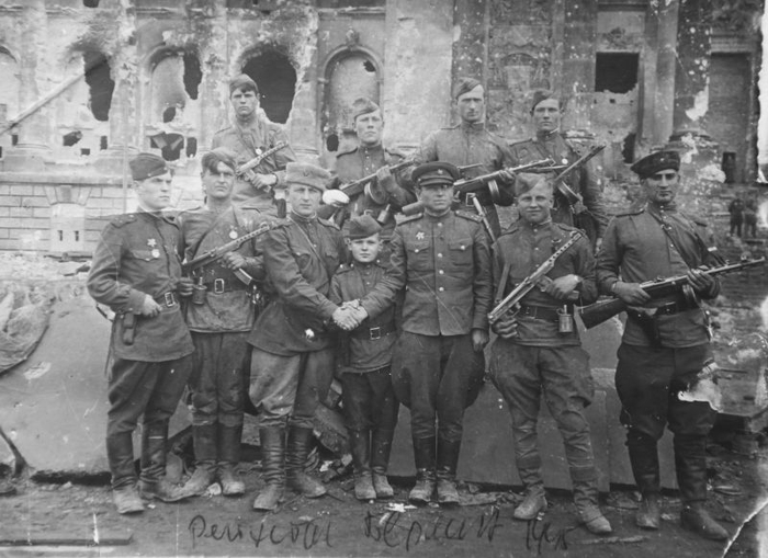    150-       <a href="https://pikabu.ru/story/berlin_maya_1945_goda_12711107?u=https%3A%2F%2Fwaralbum.ru%2F393575%2F&t=%D0%BC%D0%B0%D0%B9%201945&h=f7818026e0a3b58416059d2c12eb1327d31ef0e7" title="https://waralbum.ru/393575/" target="_blank" rel="nofollow noopener"> 1945</a>