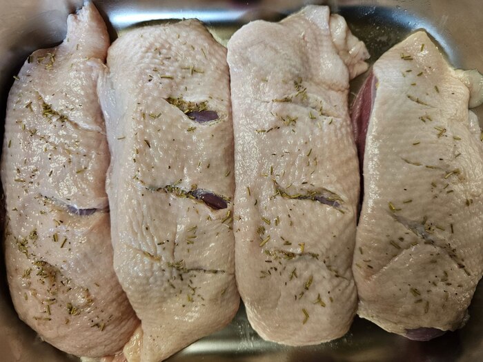 Грудка после шприцевания и присыпки розмарином