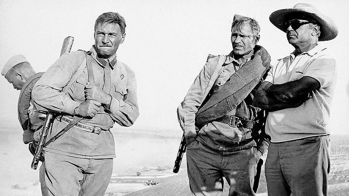 Вячеслав Тихонов, Василий Шукшин и Сергей Бондарчук на съёмках фильма «Они сражались за Родину». Фото из архива «Огонька»
