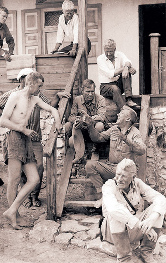 На съёмках фильма «Они сражались за Родину» Георгий Бурков с Василием Шукшиным, Юрием Никулиным и Иваном Лапиковым