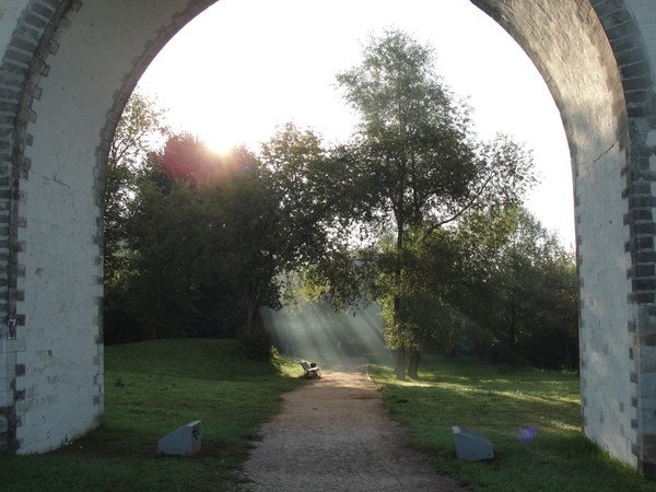 а у ВДНХ жили в пятиэтажек без лифта, но с нереальным счастьем благодаря постоянному изнуряющему сексу до крови во всю простыню