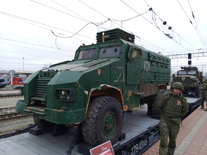 По словам бойца машина была обездвижена артиллерией, а потом сработали штурмовики...