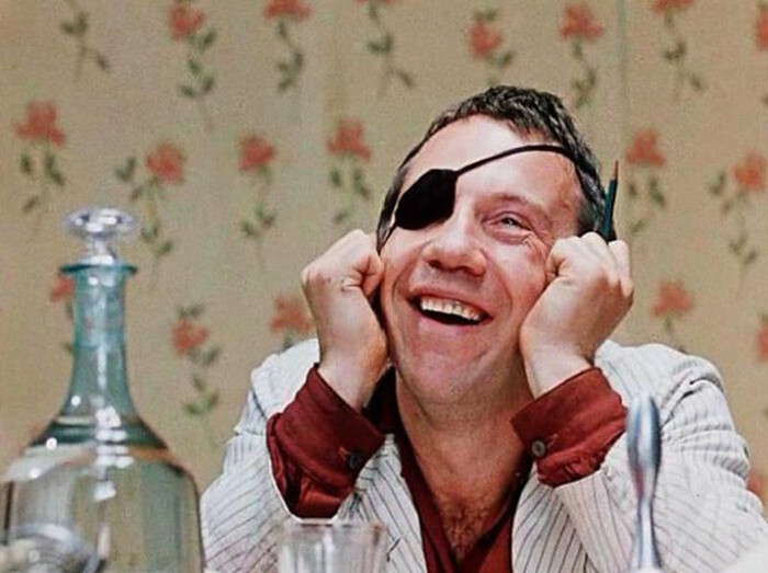 Фильм "12 стульев" режиссера Леонида Гайдая1971 года. В роли "одноглазого любителя" Савелий Крамеров.