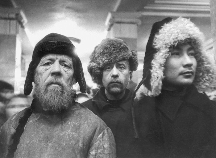 Делегаты 2-го Всесоюзного съезда колхозников-ударников — первые пассажиры метро на станции «Парк культуры имени Горького». Автор – Я.Н. Халип. Москва. 1935 г. Главархив Москвы