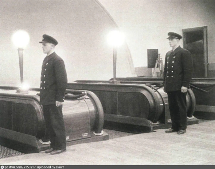 Эскалаторы на станции "Чистые пруды" ("Кировская"). Мужчины в форме - это сотрудники метро, которые помогали пассажирам правильно пользоваться эскалаторами, 1935. С сайта <!--noindex--><a href="https://pikabu.ru/story/kak_rabotalo_moskovskoe_metro_v_pervyie_dni_posle_otkryitiya_v_1935_godu_12738805?u=http%3A%2F%2Fwww.pastvu.com&t=www.pastvu.com&h=3a9dc09f3a362ad923b8078d477795b9581f7c33" title="http://www.pastvu.com" target="_blank" rel="nofollow noopener">www.pastvu.com</a><!--/noindex-->.