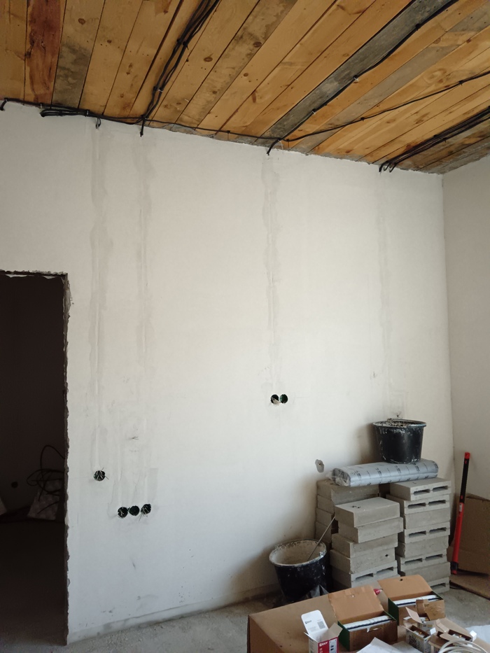 Вот на фото вход в гардеробную. Посередине - это под проходной выключатель. Вот лежишь себе, поднял руку над годовой и выключил свет.