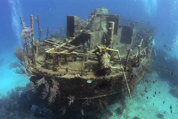 Небольшое затонувшее судно. «Варягин» был больших размеров