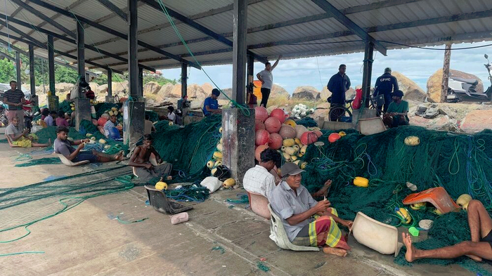 А на берегу в это время рыбаки готовили сети