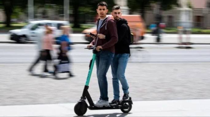 Давайте фотать самокатистов катающихся по двое и отправлять фоточки в сервис! Максимальный репост!