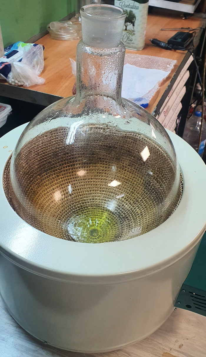 Масло закипает.