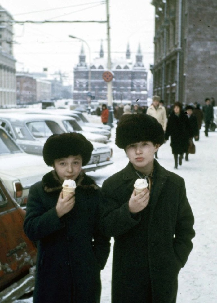 Советские мальчики с мороженым. Москва. 1976 год.