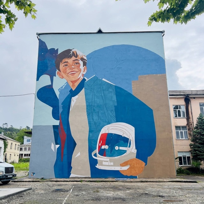 Рязанский уличный художник Александр Дёмкин создал мурал в Абхазии.