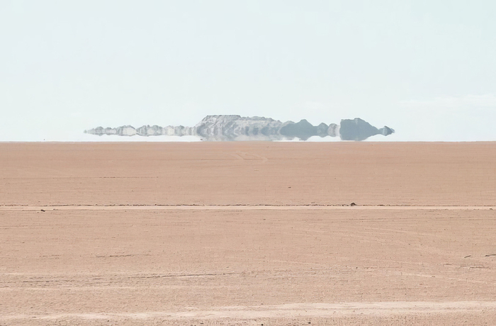 На первый взгляд может показаться, что впереди на горизонте видны горы, но на самом деле их там нет.