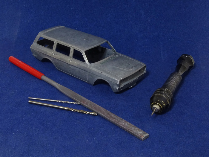 Рис. 3. Подготовка кузова модели автомобиля ГАЗ-24-02 «Волга» к окрашиванию