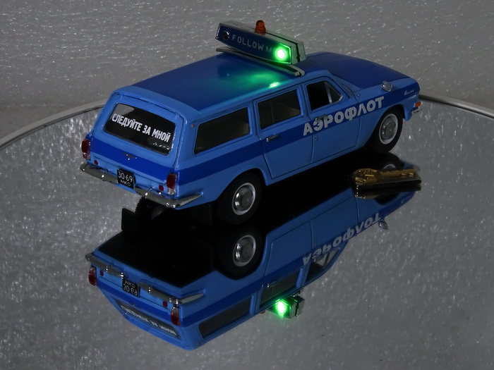 Рис. 15. Электрифицированная модель автомобиля сопровождения ГАЗ-24-02 «Волга» Аэрофлот Эскорт с горящим зелёным огоньком на табло