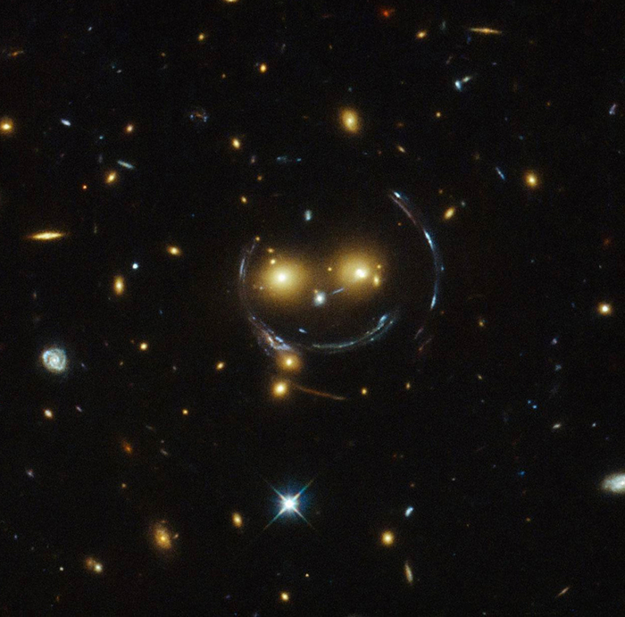 Космический смайлик, галактический кластер.